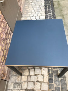 Ausstellungstisch Stahl mit Multiplex-Linoleum Platte belegt